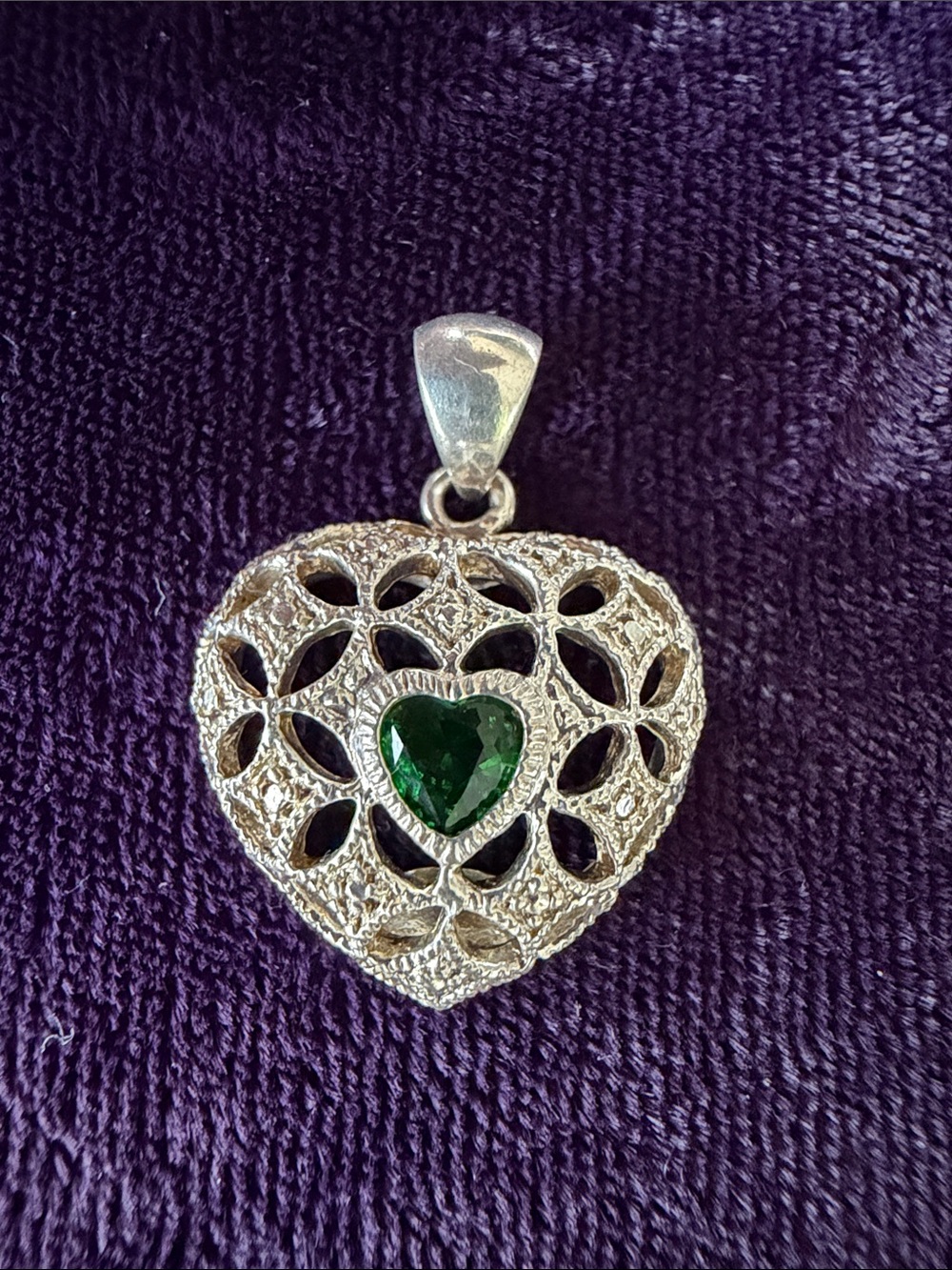 Vintage 925 sterling silver heart pendant with green emerald (?) gemstone